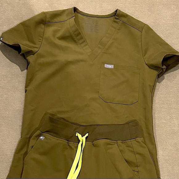 FIGS Martini Olive set. Catarina top in Size XXS . Zamora Jogger pants size XS. - Picture 2 of 5